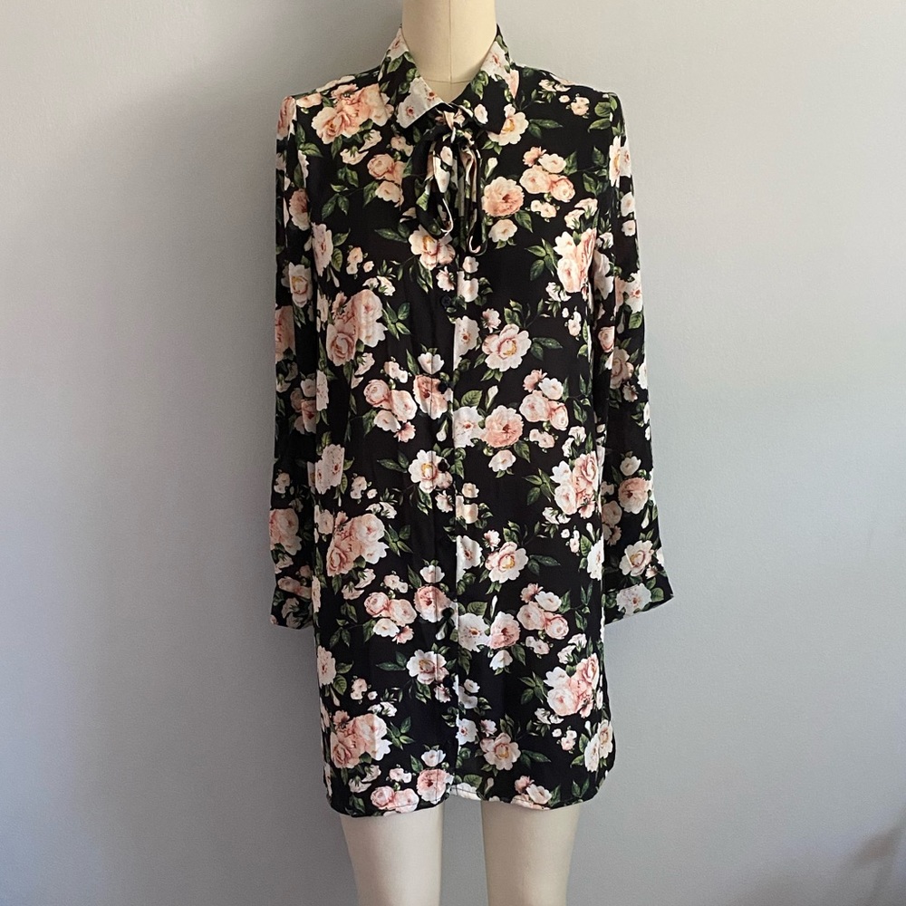 Forever 21 Black Floral Button Up Work Blouse w/ Built-in Neck Tie, Size Medium